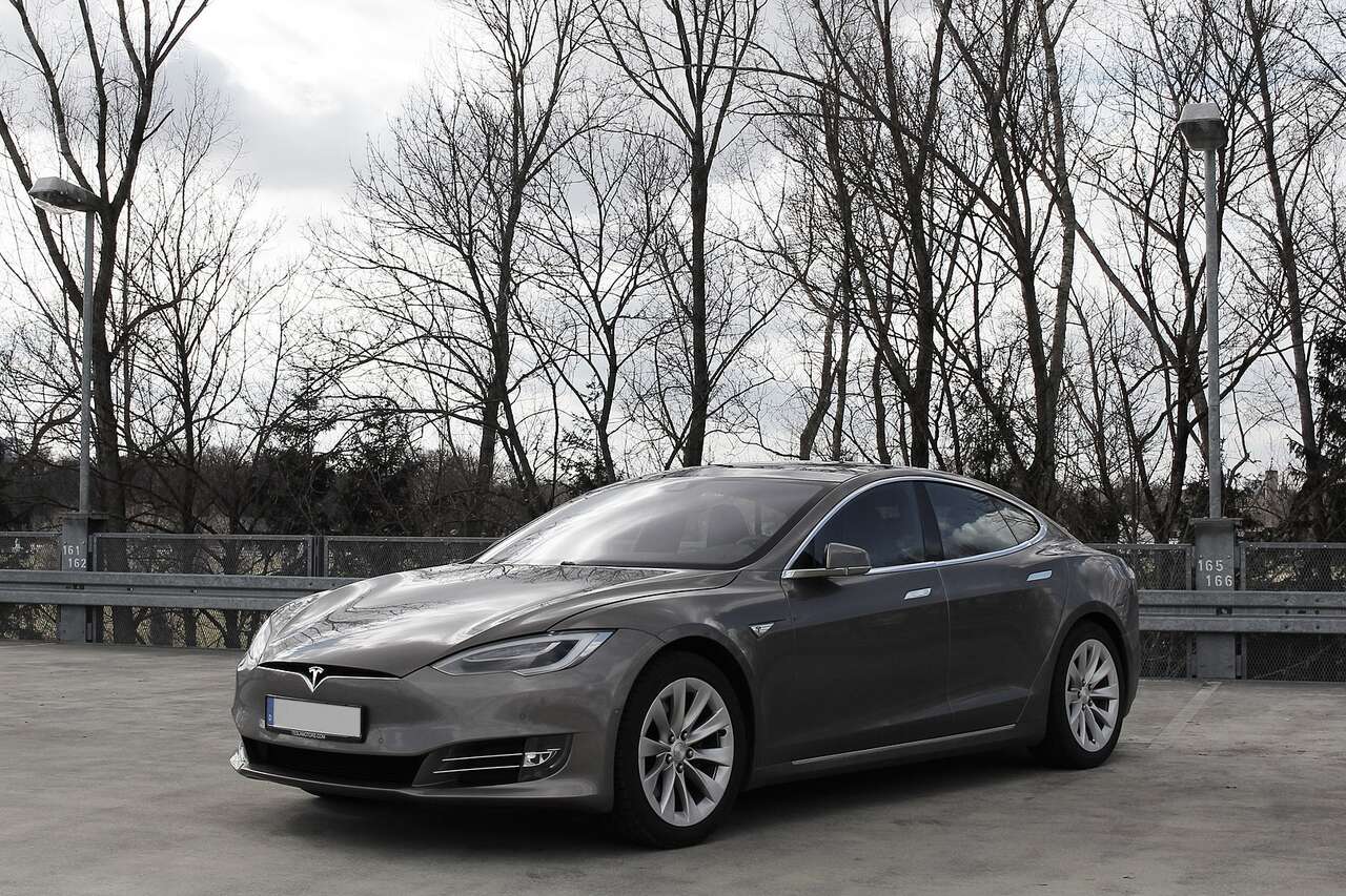 Tesla, autonomia calata dopo un aggiornamento: i proprietari fanno causa! thumbnail