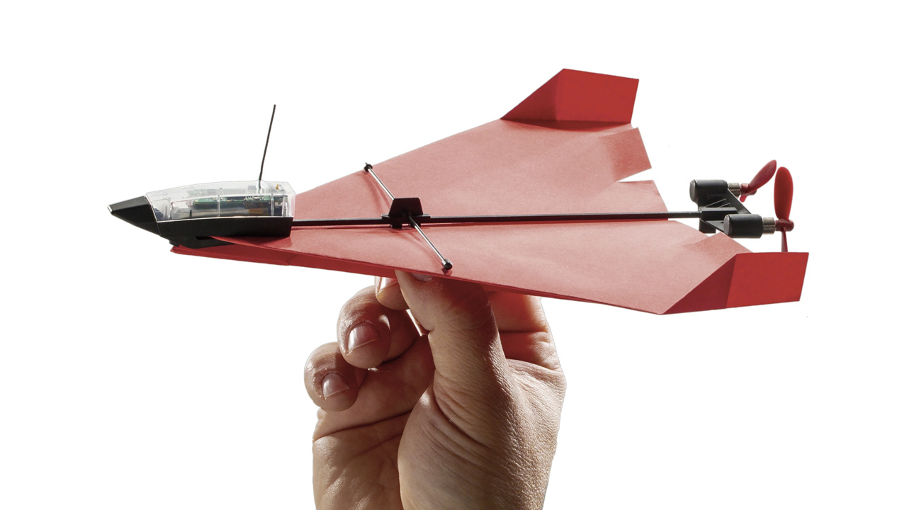 Il kit che trasforma l'aeroplanino di carta in un drone thumbnail